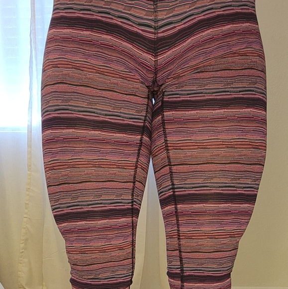 Lululemon Wunder Under Crop III - Picture 2 of 8